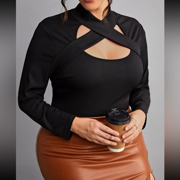 Plus-size black cutout front top - Picture 3 of 16